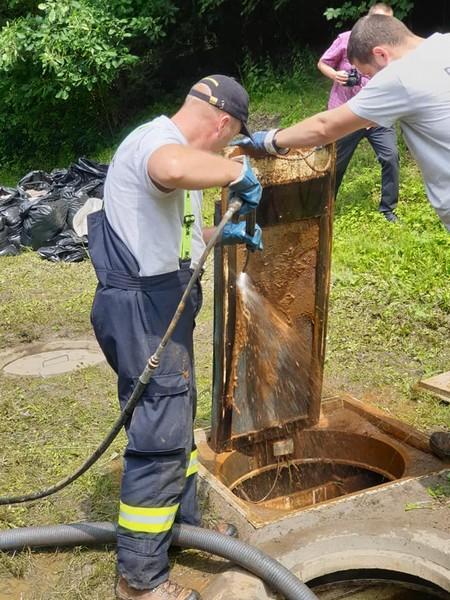 Areál SSHR u Heřmanova Městce je zabezpečen. Pokračuje sběr vzorků ze studní