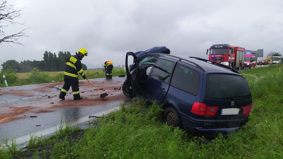 Při nehodě se zranilo šest lidí