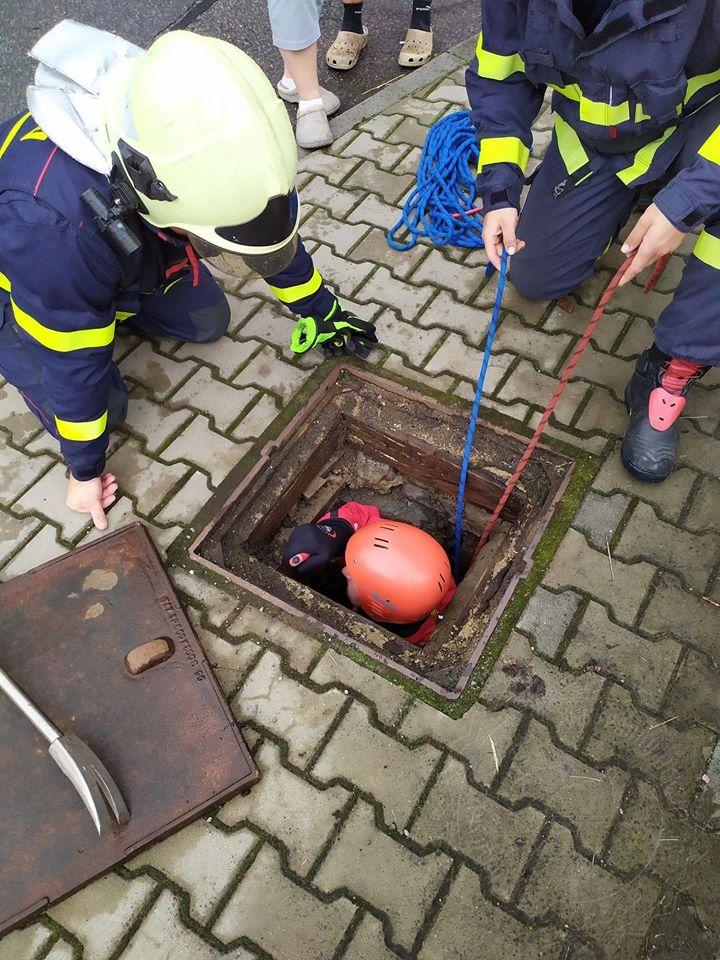 Hasiči opět v akci při záchraně zvířecího života.