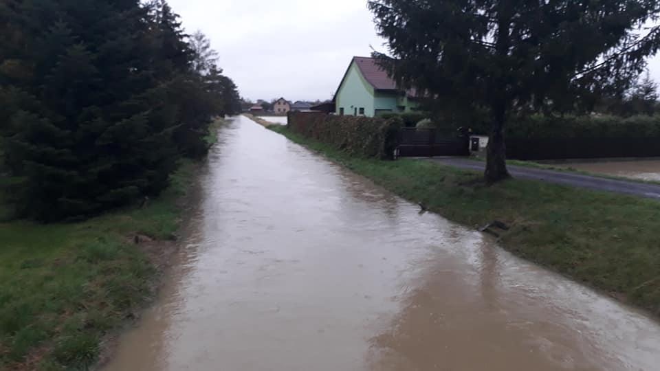 Aktuální situace v obci Dolní Ředice (7:15) Hladina potoka kulminuje a lehce klesá. | Foto: SDH Dolní Ředice