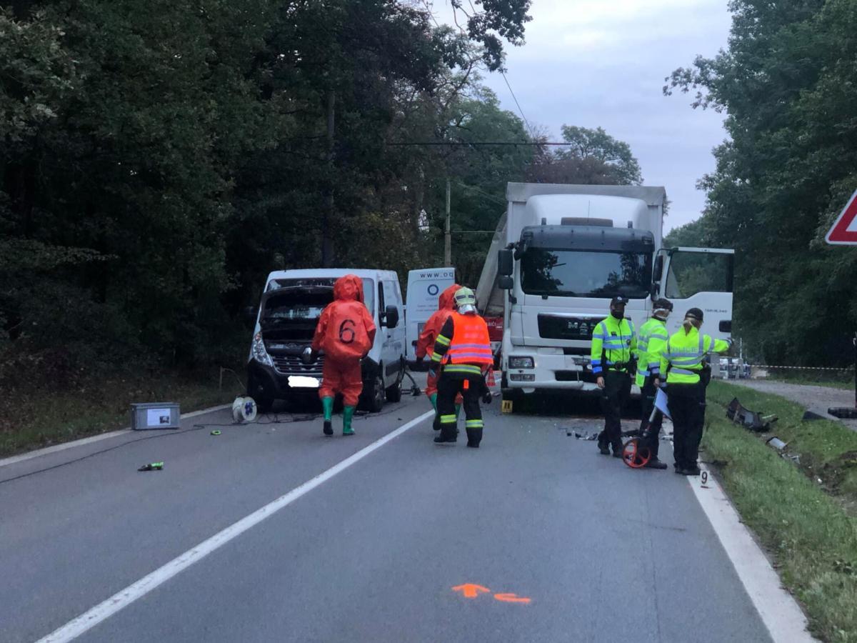 Nehoda tří vozidel Lázně Bohdaneč s únikem nebezpečné látky převážené... | Foto: Hasiči Lázně Bohdaneč