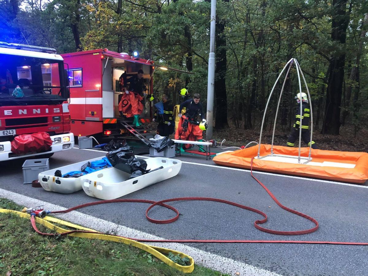 Nehoda tří vozidel Lázně Bohdaneč s únikem nebezpečné látky převážené... | Foto: Hasiči Lázně Bohdaneč