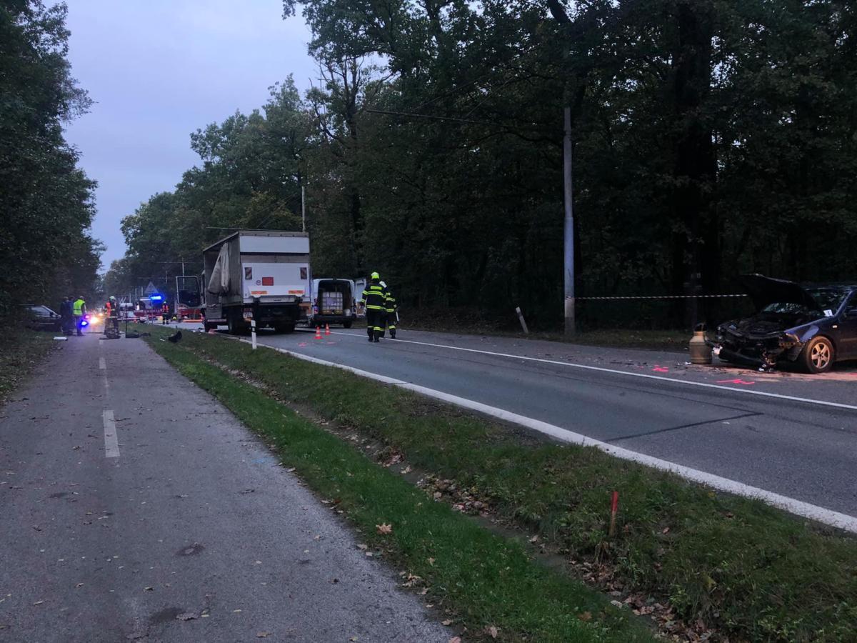 Nehoda tří vozidel Lázně Bohdaneč s únikem nebezpečné látky převážené... | Foto: Hasiči Lázně Bohdaneč