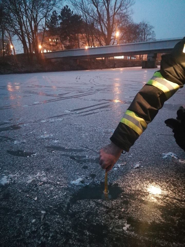 Jednotka sboru dobrovolných hasičů Městského obvodu Pardubice I provedla kontrolní měření síly ledu v Pardubicích.