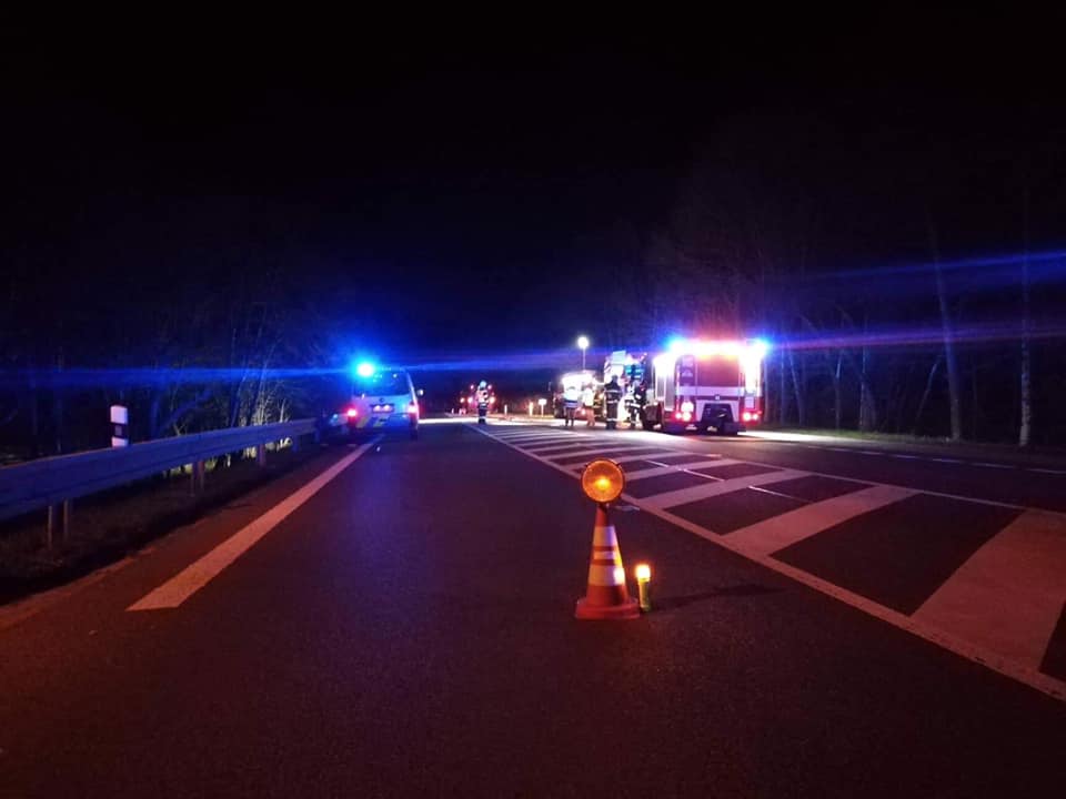 Nehoda autobusu a osobního vozu ve Slatiňanech | Foto JSDH Slatiňany