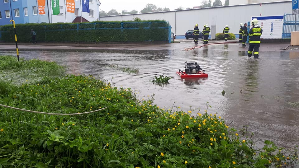 Déšť zaplavuje ulici K Májovu v Chrudimi