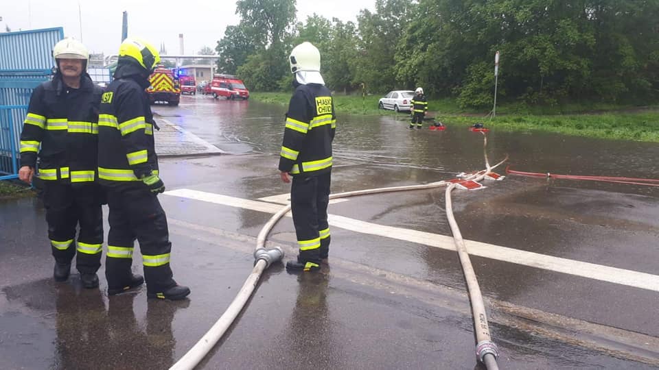 Déšť zaplavuje ulici K Májovu v Chrudimi