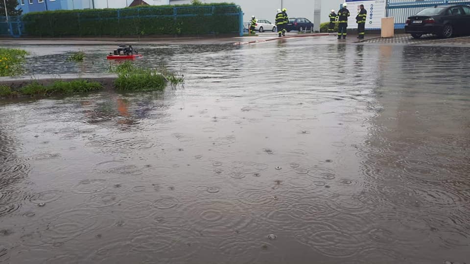 Déšť zaplavuje ulici K Májovu v Chrudimi