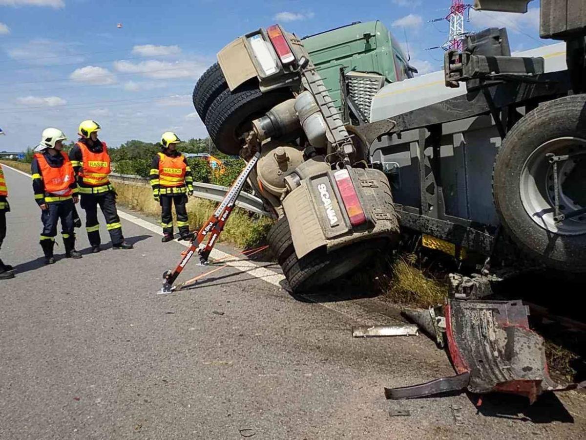 Převrácený kamion na Hradubické u elektrárny Opatovice