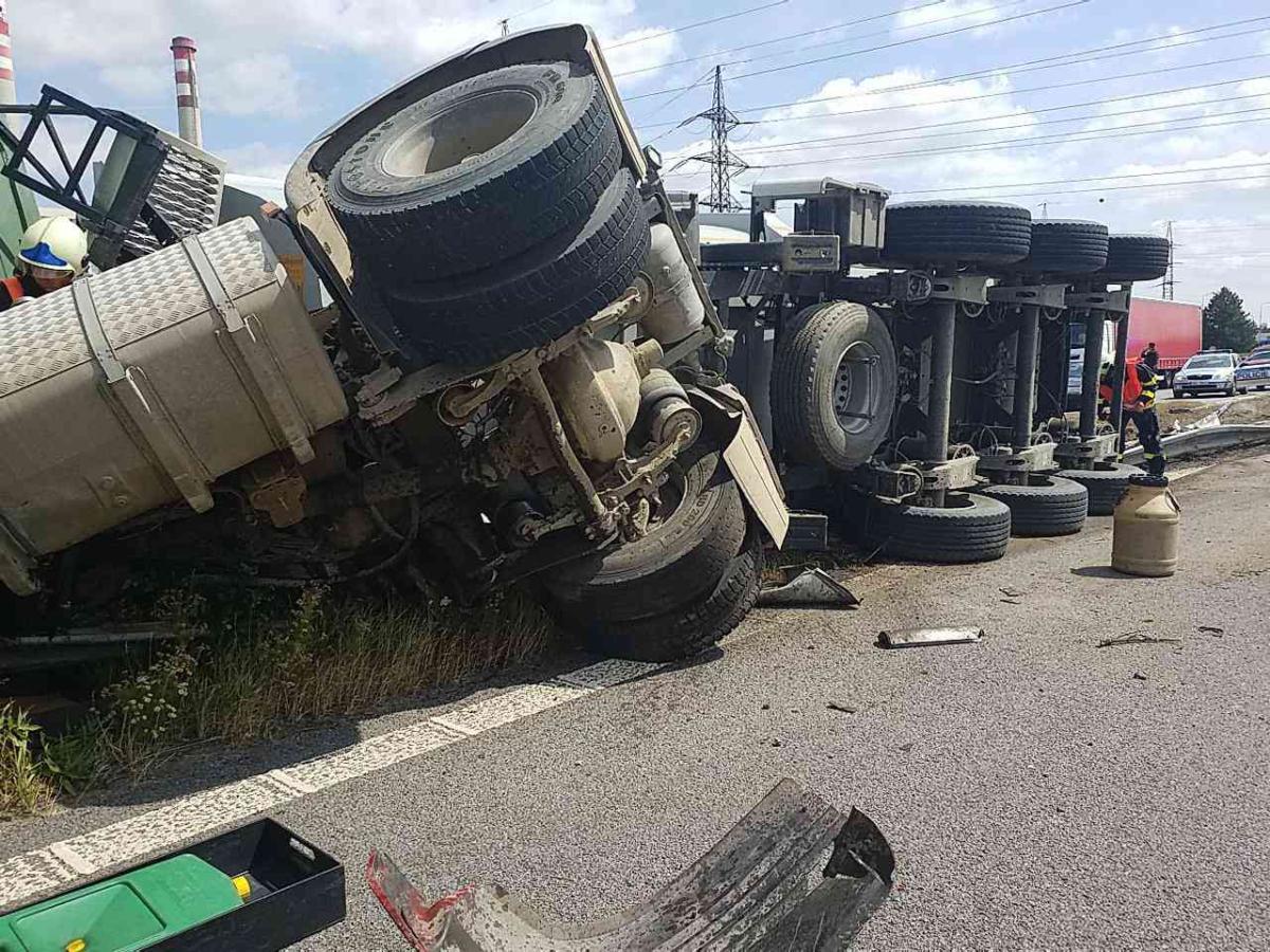 Převrácený kamion na Hradubické u elektrárny Opatovice