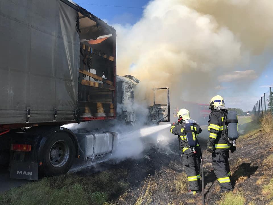 Požár kamionu na I/37 u Srchu