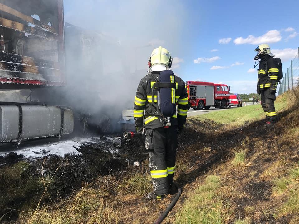 Požár kamionu na I/37 u Srchu