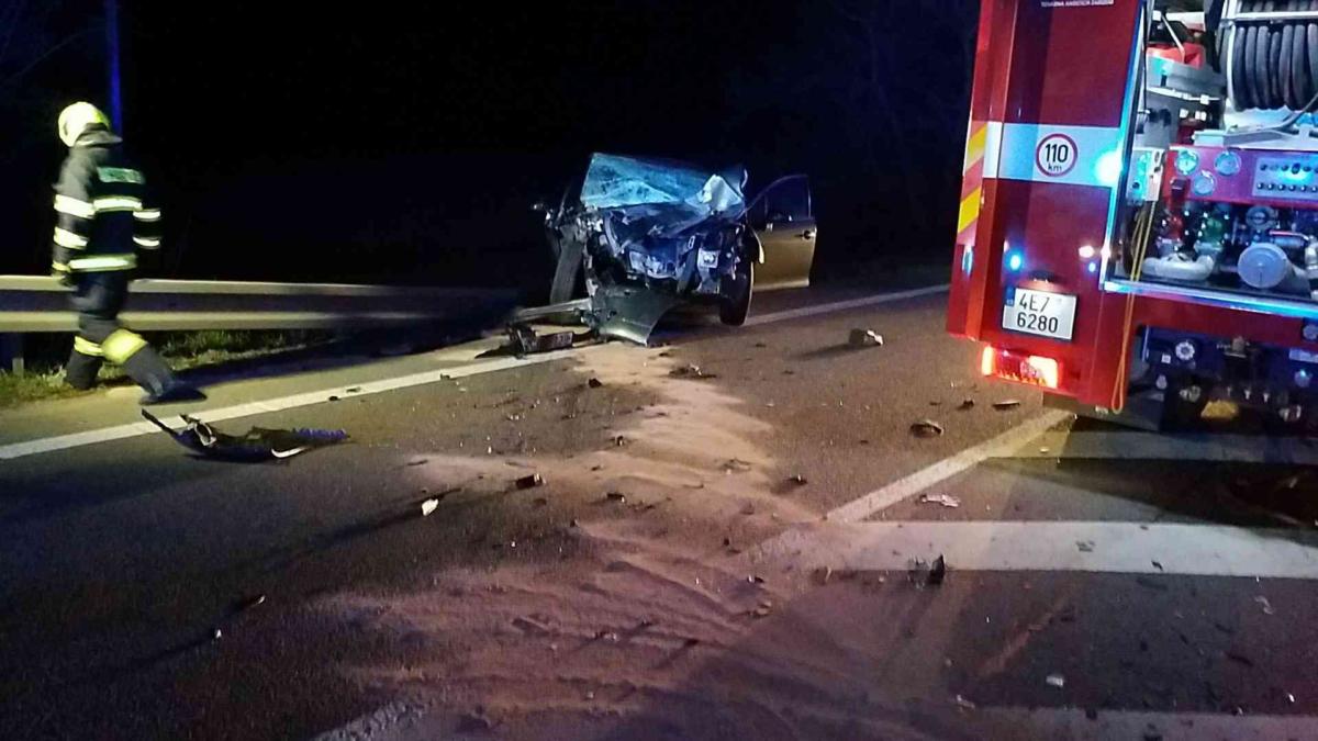 Nehoda autobusu a osobního vozu ve Slatiňanech | Foto HZS Pardubického kraje