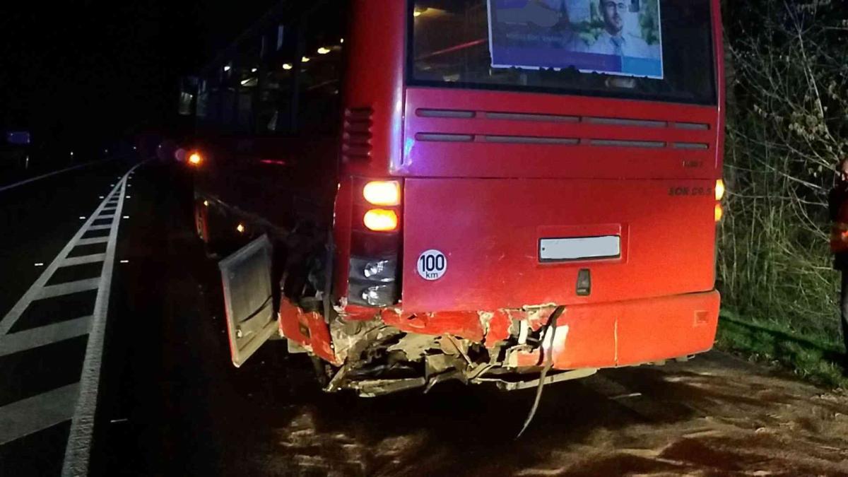 Nehoda autobusu a osobního vozu ve Slatiňanech | Foto HZS Pardubického kraje