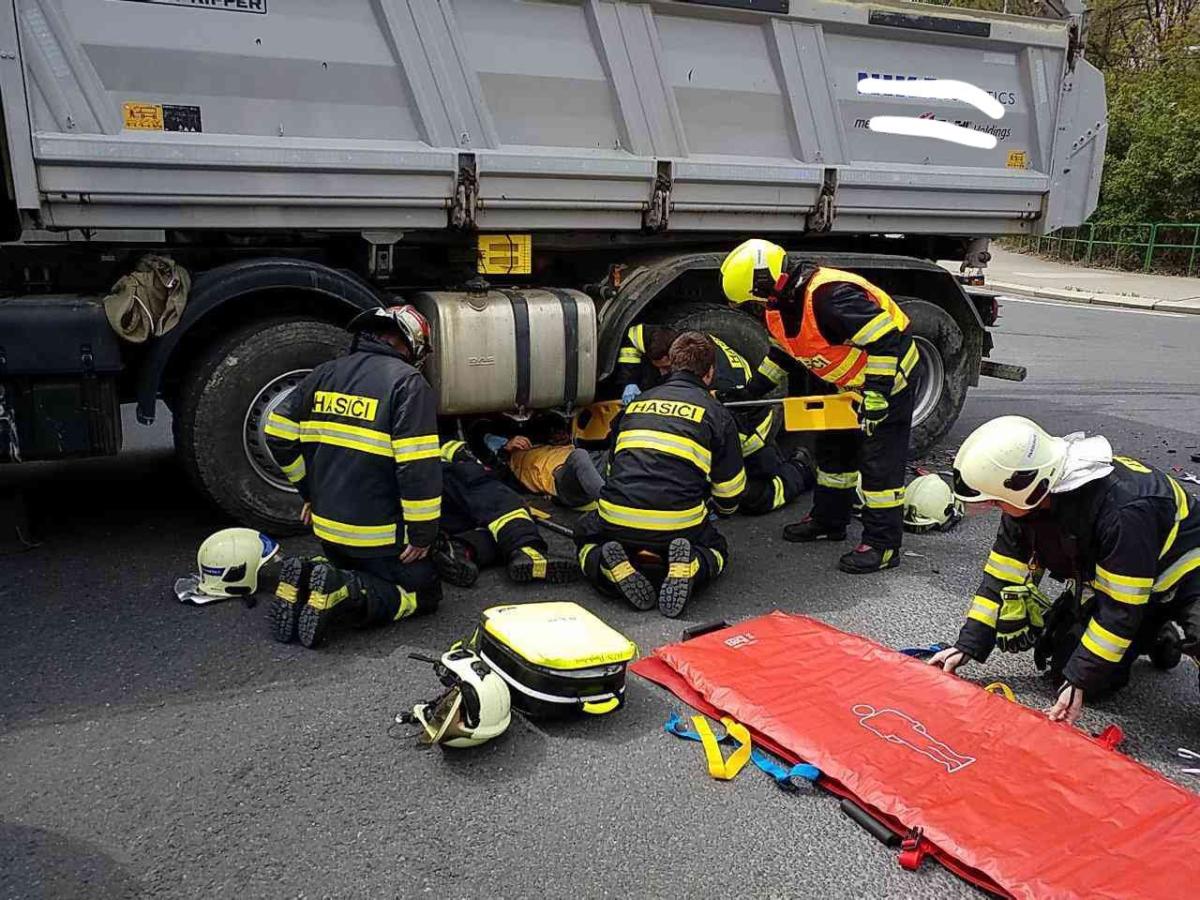 Težká dopravní nehoda uzavřela nadjezd u Parama | Foto: HZS Pardubického kraje