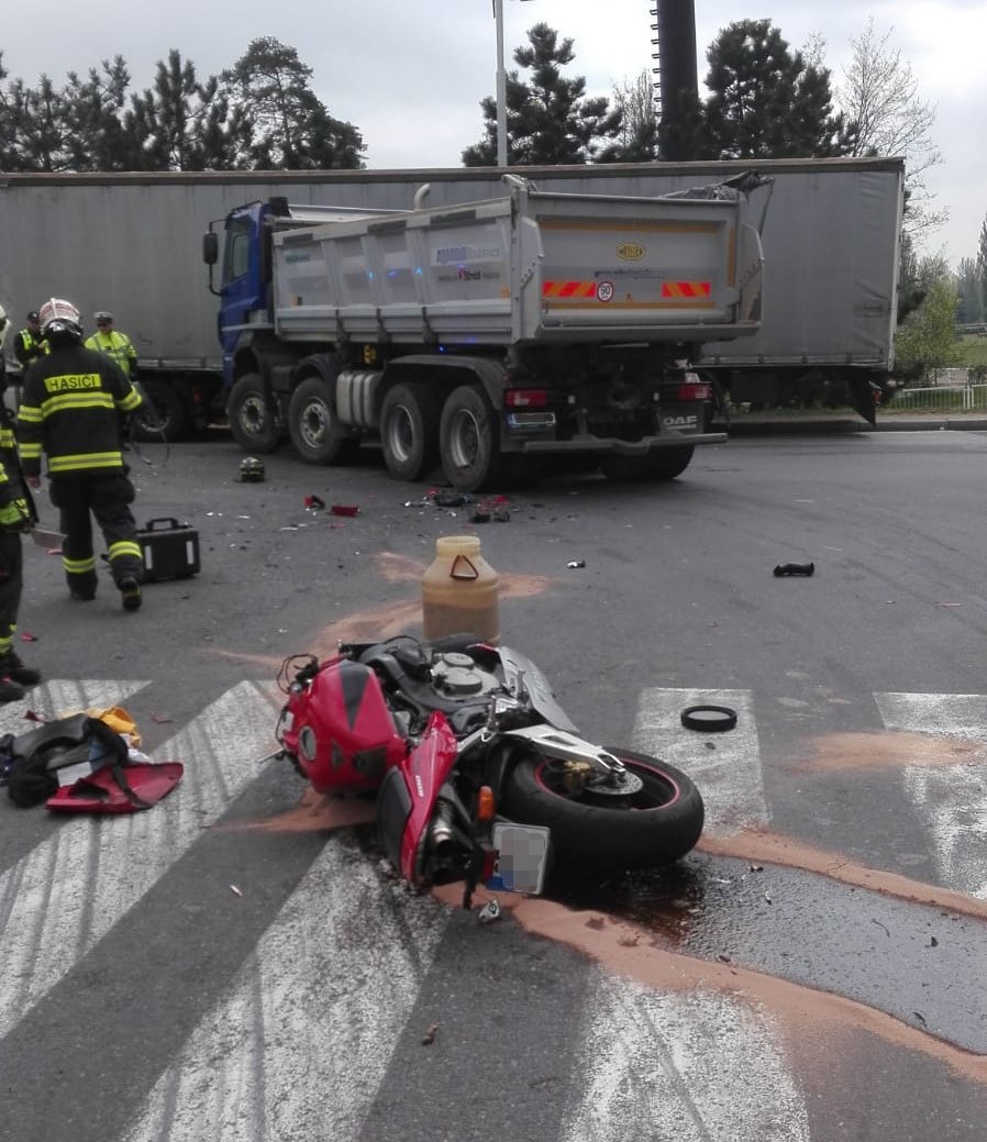 Težká dopravní nehoda uzavřela nadjezd u Parama | Foto: Policie ČR