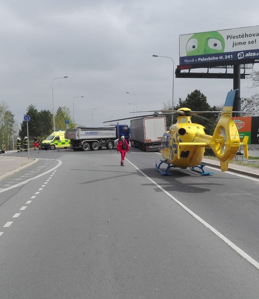 Težká dopravní nehoda uzavřela nadjezd u Parama | Foto: Policie ČR