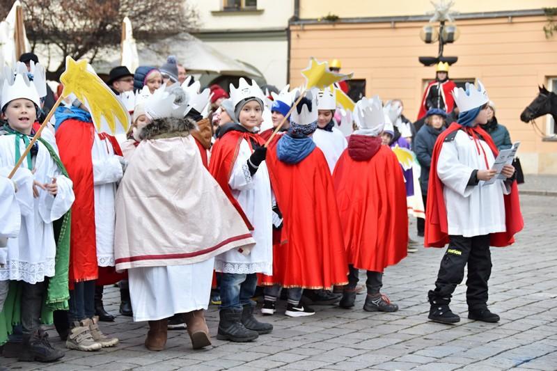 Tříkrálová sbírka v Pardubickém kraji začala na Pernštýnském náměstí