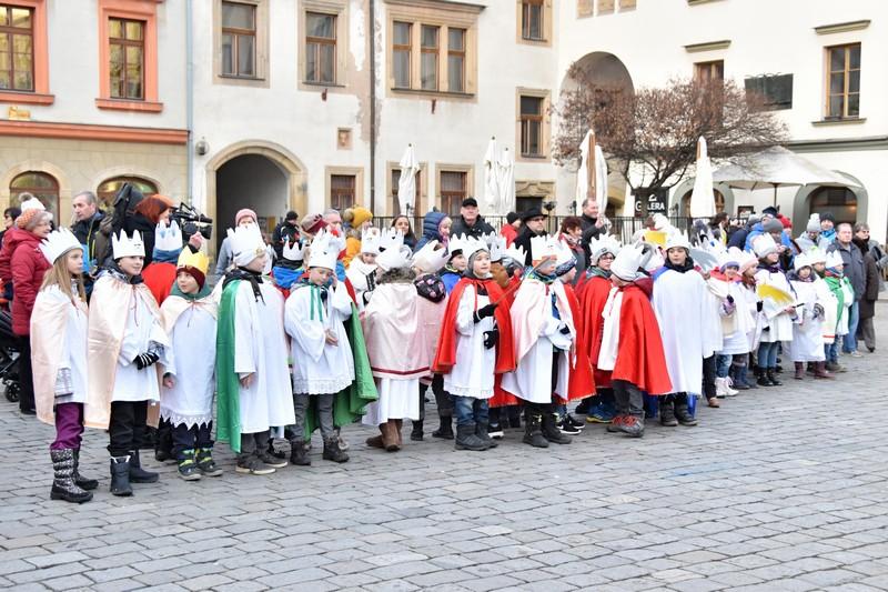 Tříkrálová sbírka v Pardubickém kraji začala na Pernštýnském náměstí