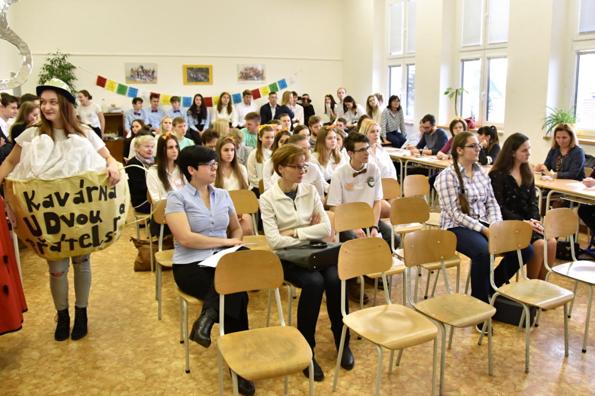 ástupci fiktivních firem se sešli na Anglickém gymnáziu  