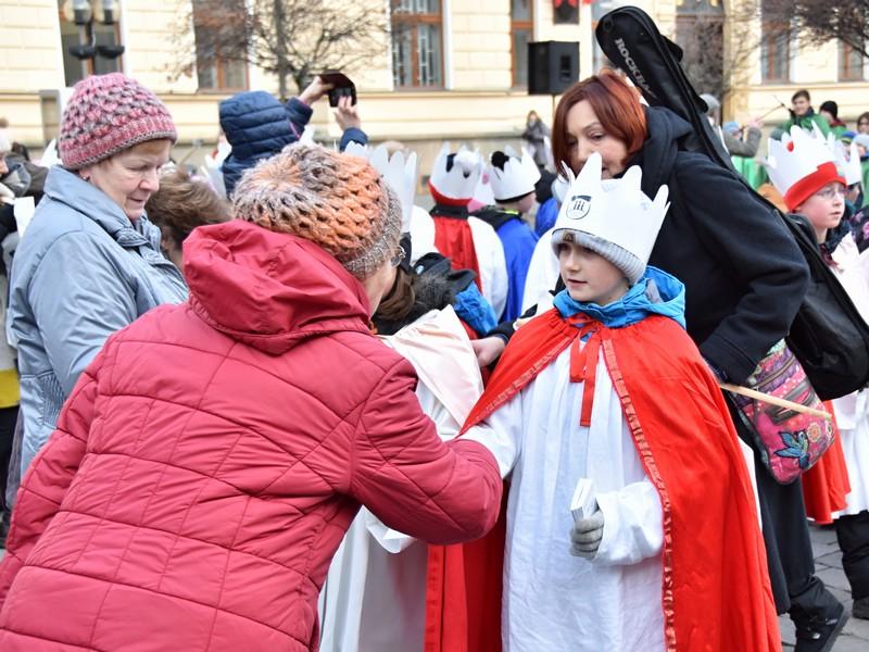 Tříkrálová sbírka v Pardubickém kraji začala na Pernštýnském náměstí