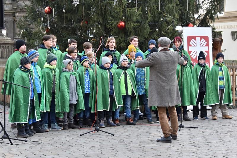 Tříkrálová sbírka v Pardubickém kraji začala na Pernštýnském náměstí