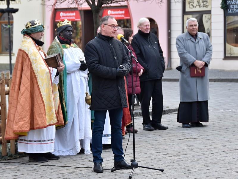 Tříkrálová sbírka v Pardubickém kraji začala na Pernštýnském náměstí