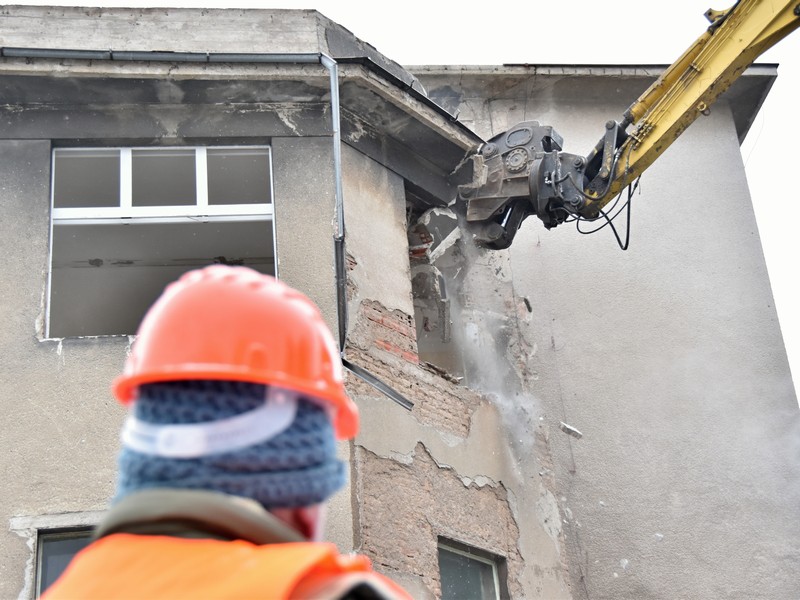 Staré uvolňuje místo novému. V Pardubické nemocnici začala demolice bývalé dětské chirurgie