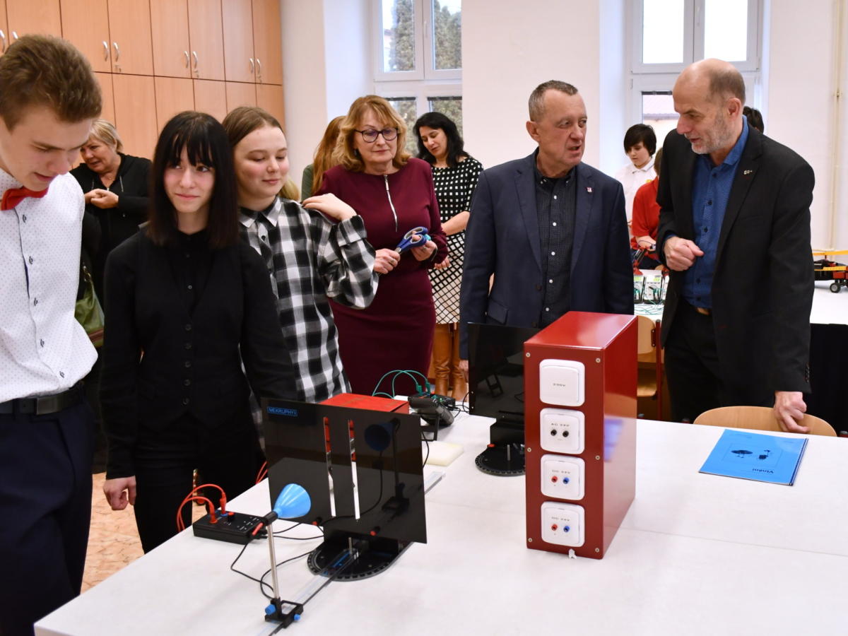 Žáci gymnázia a letecké střední školy pracují v nových laboratořích