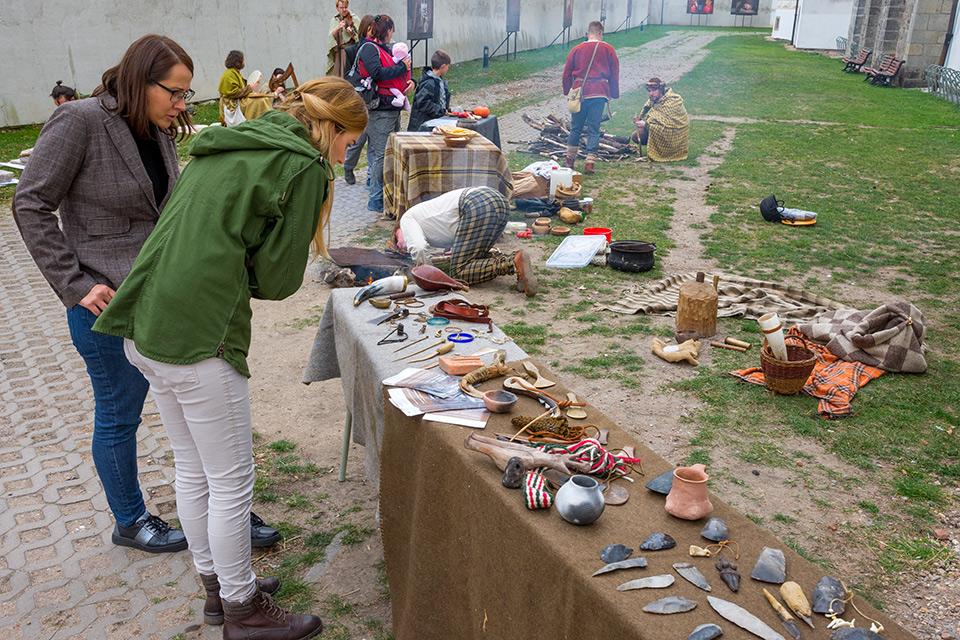 Nahlédněte archeologii pod pokličku. V sobotu se na zámku a Příhrádku slaví mezinárodní den archeologie