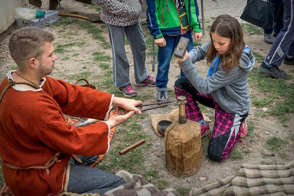 Nahlédněte archeologii pod pokličku. V sobotu se na zámku a Příhrádku slaví mezinárodní den archeologie