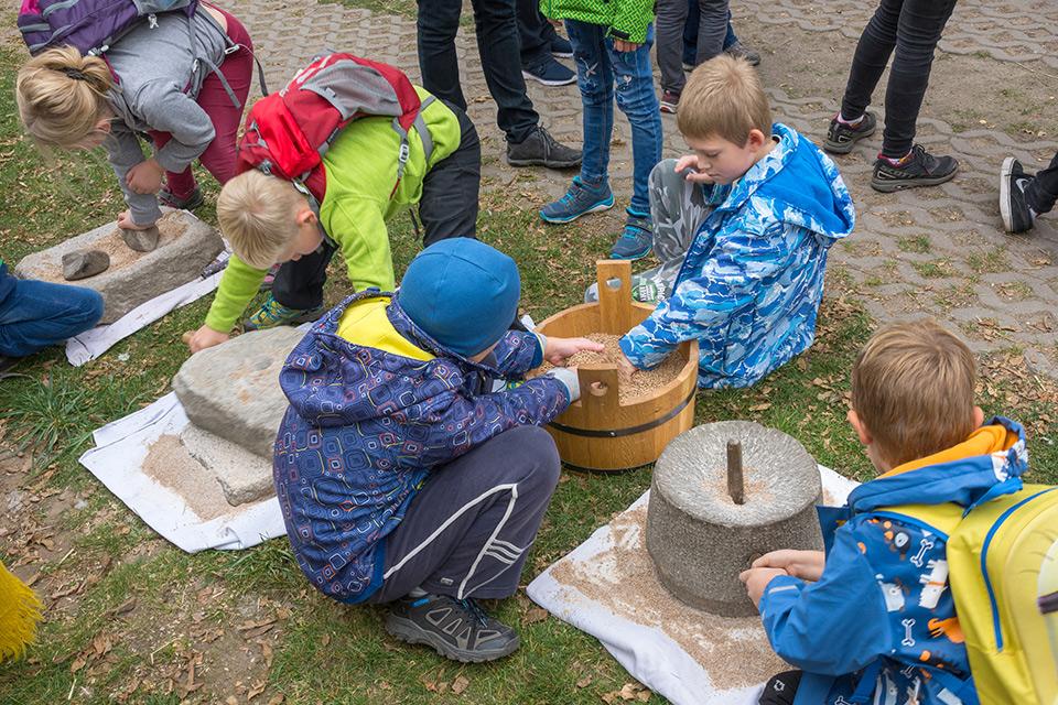 Nahlédněte archeologii pod pokličku. V sobotu se na zámku a Příhrádku slaví mezinárodní den archeologie