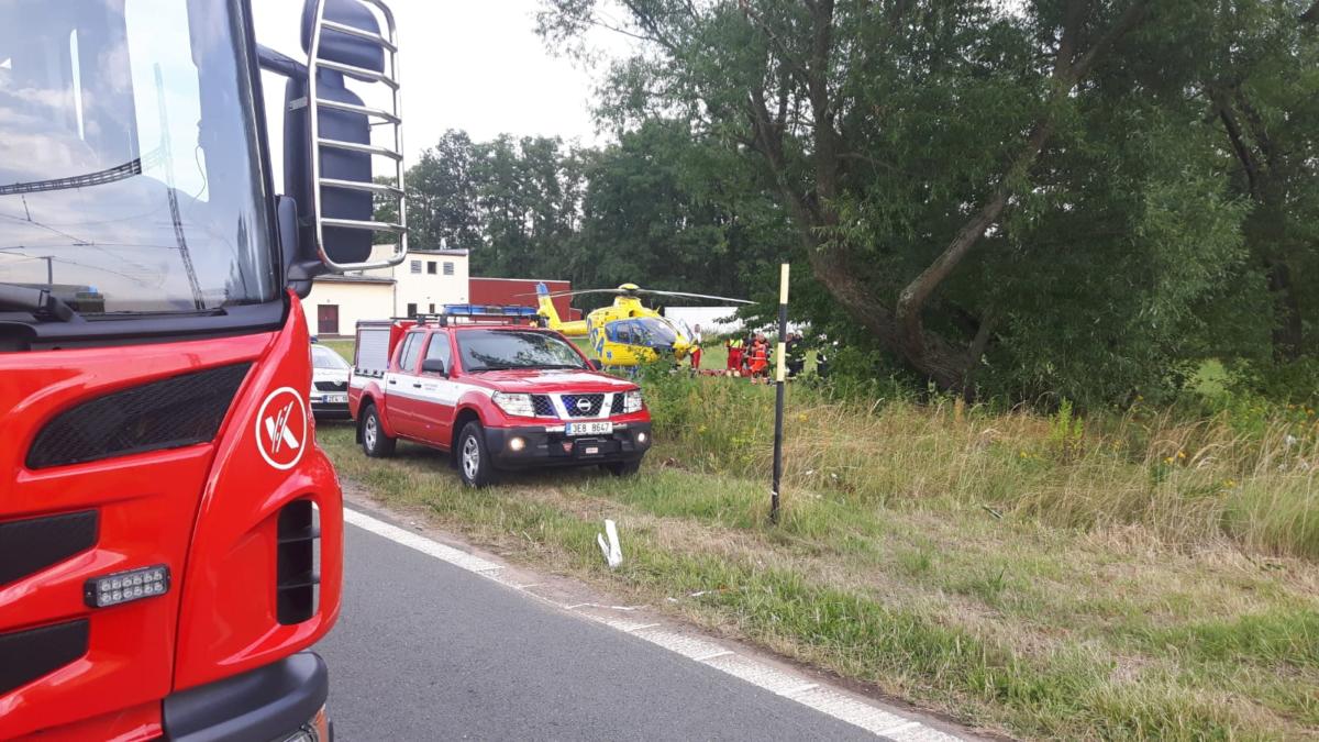 Vážná dopravní nehoda se stala na železničním přejezdu bez závor u obce Stéblová / Foto: Policie ČR