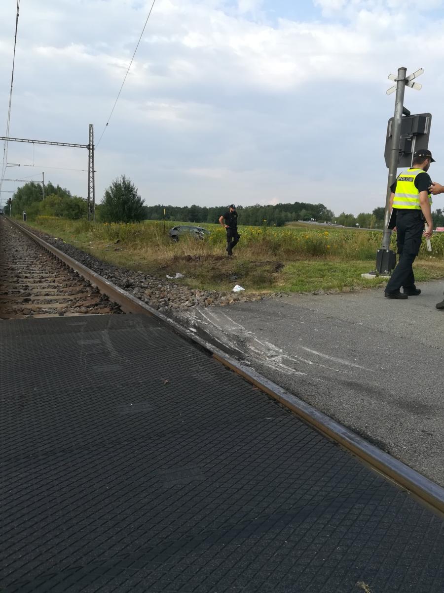 Vážná dopravní nehoda se stala na železničním přejezdu bez závor u obce Stéblová / Foto: Policie ČR