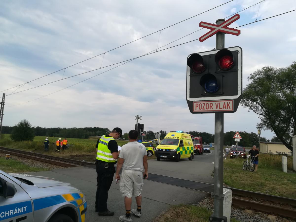 Vážná dopravní nehoda se stala na železničním přejezdu bez závor u obce Stéblová / Foto: Policie ČR