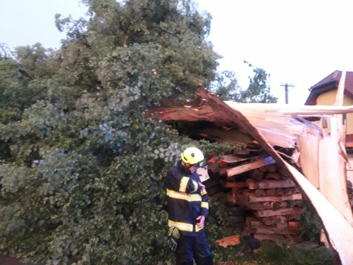 Varování meteorologů se naplnilo. Přes Pardubický kraj se v úterý ve večerních hodinách přehnala silná bouřka, která způsobila převážně pády stromů.