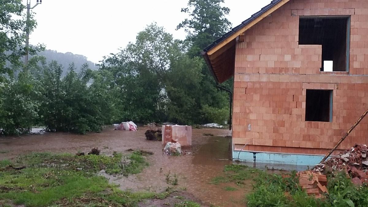 Hasiči odčerpávali vodu a odstraňovali spadlé stromy