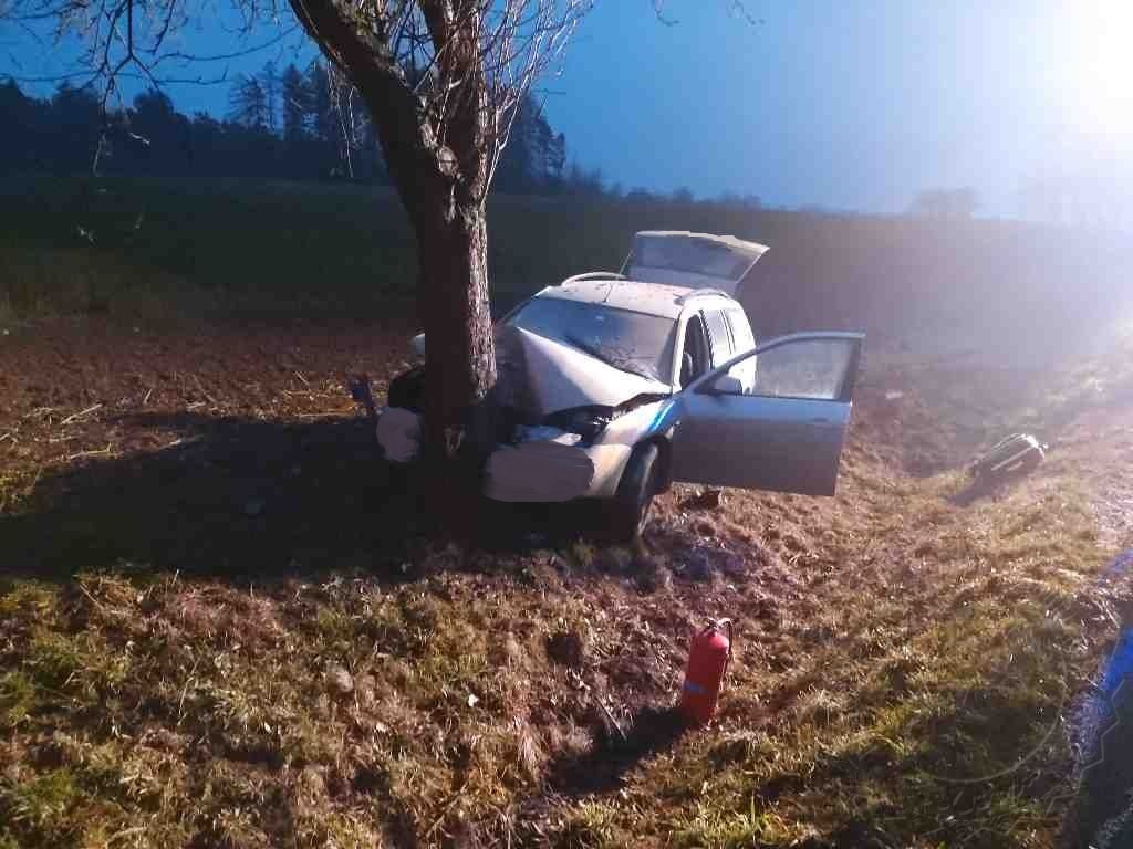 Řidiče osobního vozidla dnes ráno mezi obcemi Helvíkovice a Kameničná oslnilo protijedoucí auto.