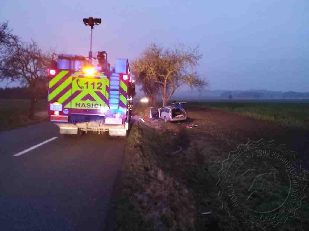 Řidiče osobního vozidla dnes ráno mezi obcemi Helvíkovice a Kameničná oslnilo protijedoucí auto.