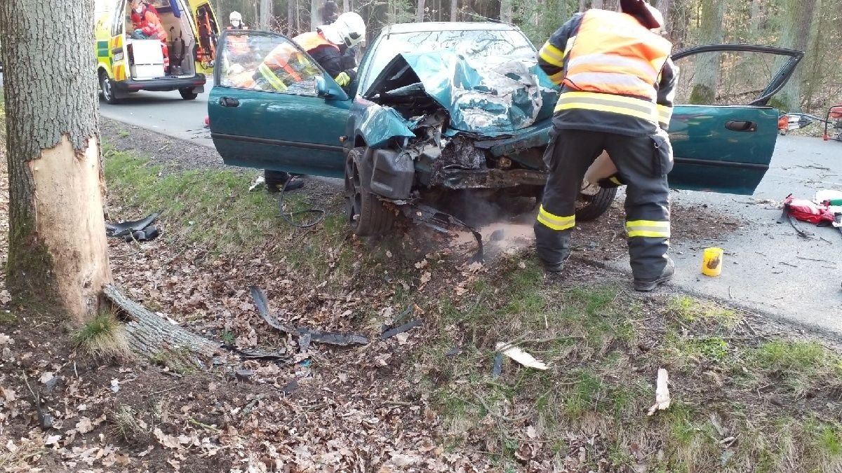 Hasiči dnes ráno vyprošťovali jednu zraněnou osobu z osobního vozidla, které čelně narazilo do stromu.