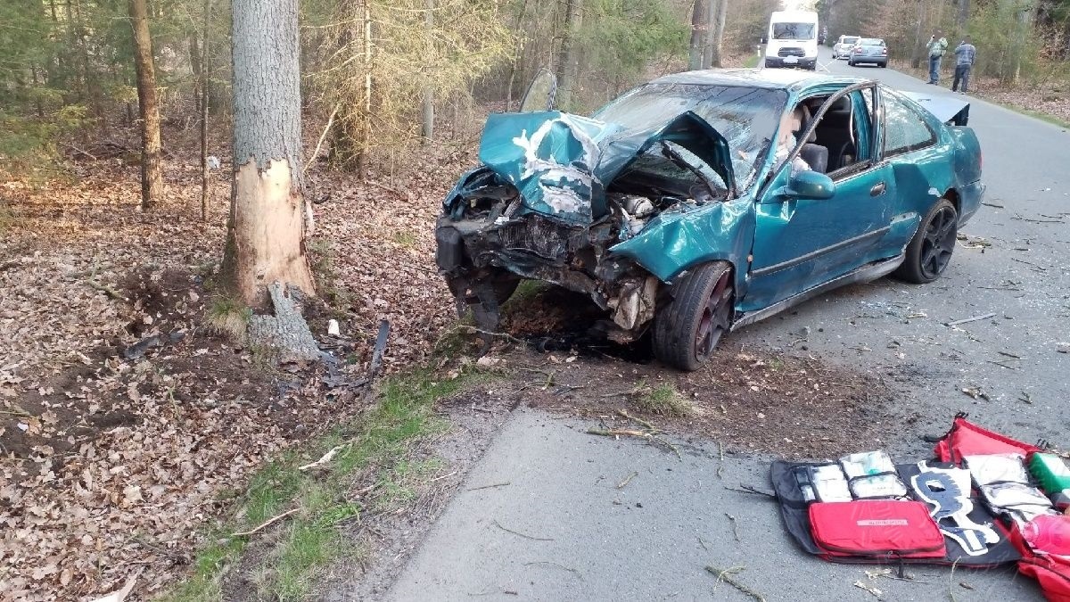 Hasiči dnes ráno vyprošťovali jednu zraněnou osobu z osobního vozidla, které čelně narazilo do stromu.