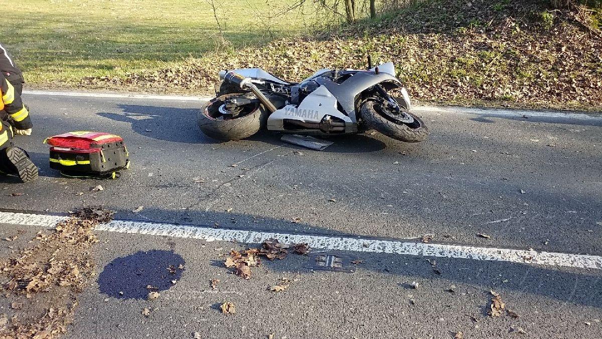 Hasiči poskytli zraněnému motorkáři předlékařskou první pomoc