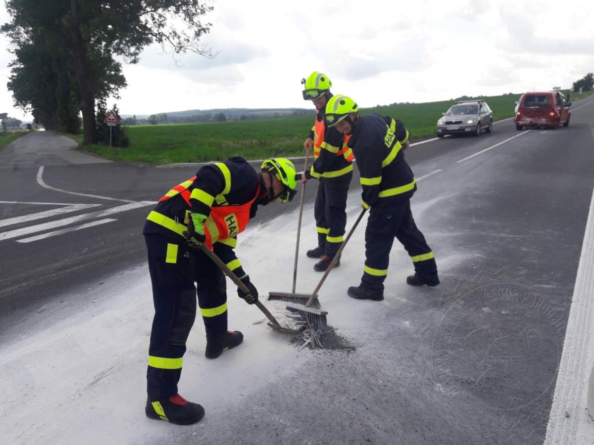 Jednotka profesionálních hasičů ze Svitav zasahovala včera odpoledne u obce Vendolí na silnici I/34 a u obce Koclířov na křižovatce.