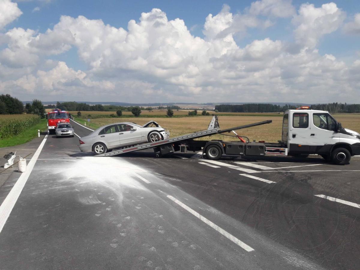 Jednotka profesionálních hasičů ze Svitav zasahovala včera odpoledne u obce Vendolí na silnici I/34 a u obce Koclířov na křižovatce.