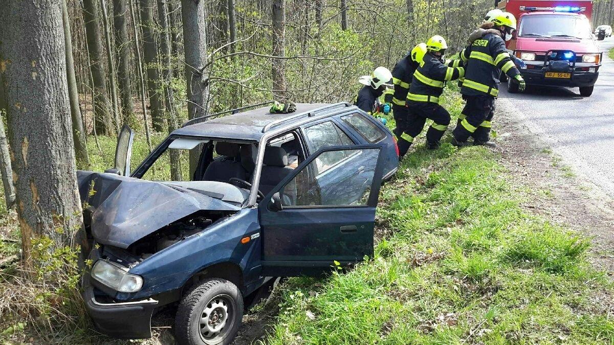 Osobní vozidlo narazilo do stromu, uvnitř se nacházely dvě zraněné osoby