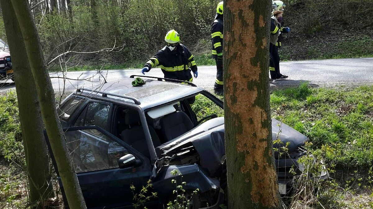 Osobní vozidlo narazilo do stromu, uvnitř se nacházely dvě zraněné osoby