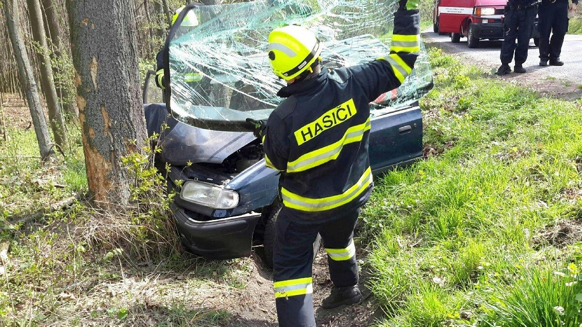 Osobní vozidlo narazilo do stromu, uvnitř se nacházely dvě zraněné osoby