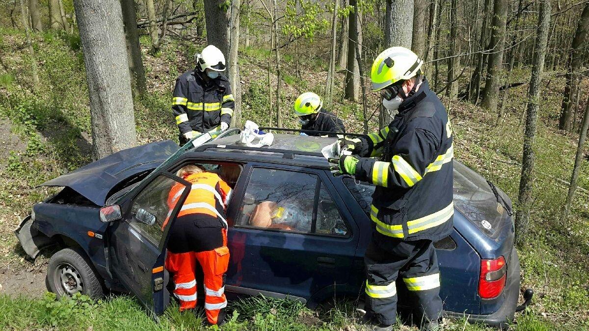 Osobní vozidlo narazilo do stromu, uvnitř se nacházely dvě zraněné osoby