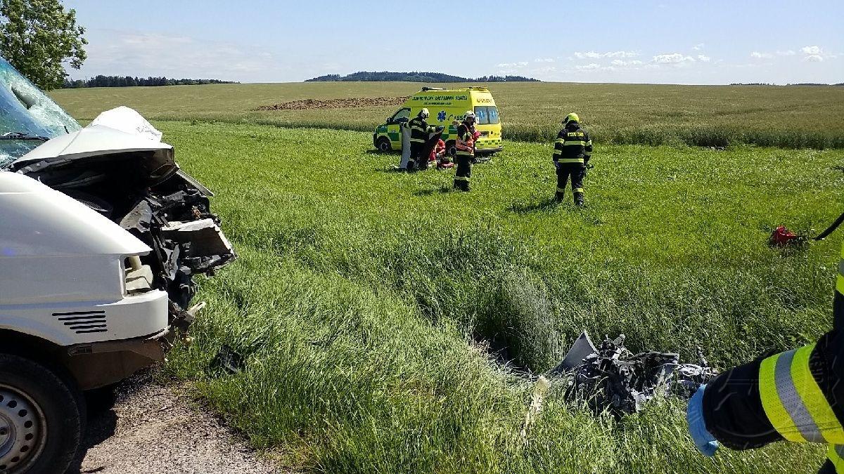 Motorka po nárazu s dodávkovým vozidlem shořela