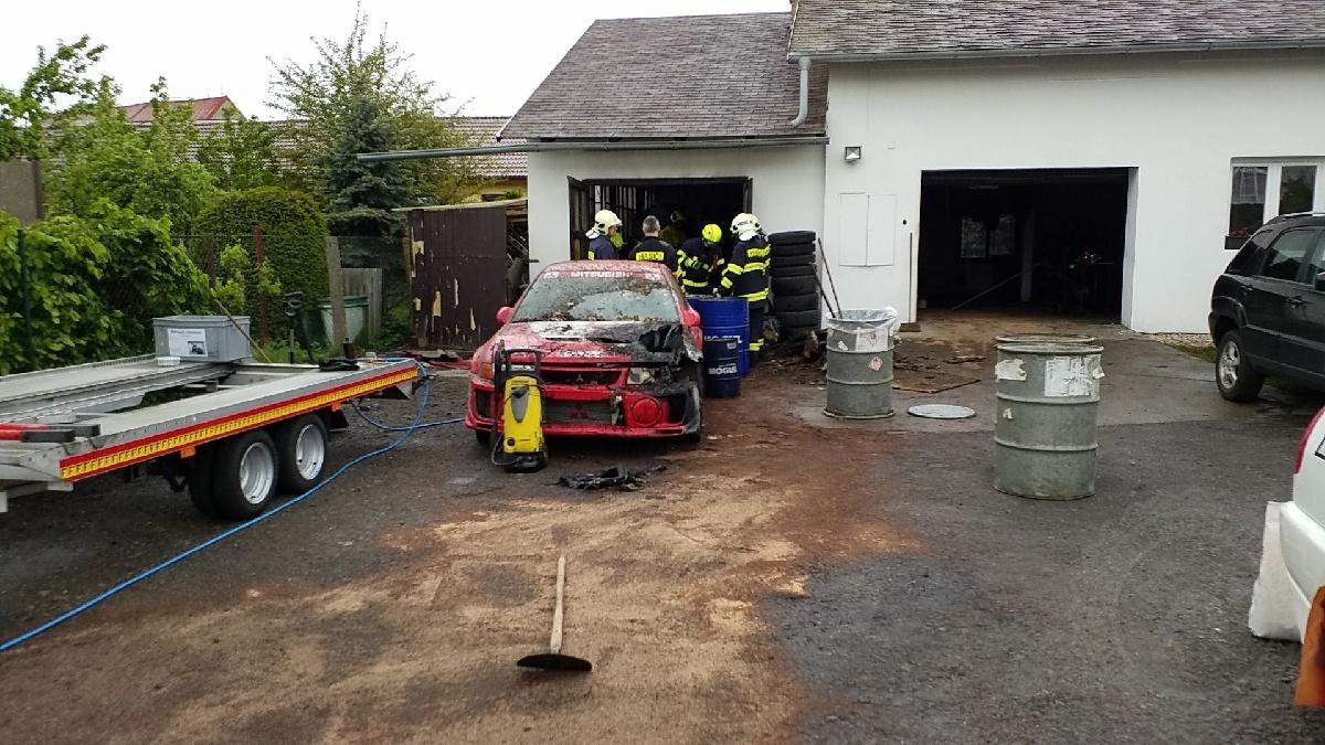 Vyšetřovatelé zjišťují příčinu požáru v autoservisu